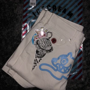 ICECREAM RUNNING DOG JEANS - ⭐️Sprillans nya ICECREAM Running Dog Jeans, isblåa på vitt. Original ”påse” samt alla lappar som sitter på brallorna tillkommer!⭐️Aldrig använda då jag inte gillar den typen av passform som det är på brallorna..⭐️🗣️PRIS KAN DISKUTERAS VID ”SNABB” AFFÄR🗣️⭐️