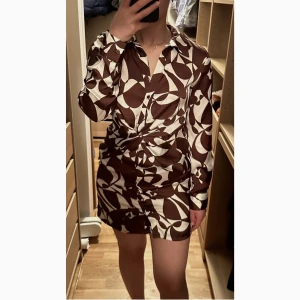 Skjortan klänning  - Mönstrad skjortklänning med snurrad knut framtill Stradivarius  Storlek: S (36)    I nyskick 💕