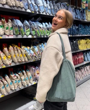 Tygväska i Manchester  - Vi säljer unisex tygväskor i Manchester material. Vår väska har ett innerfack med dragkedja för en lättare organiseringing. Färgerna som finns tillgängliga är forest green och deep black. Väskan kommer att kosta 199 inklusive frakt. Kan ev mötas upp💗