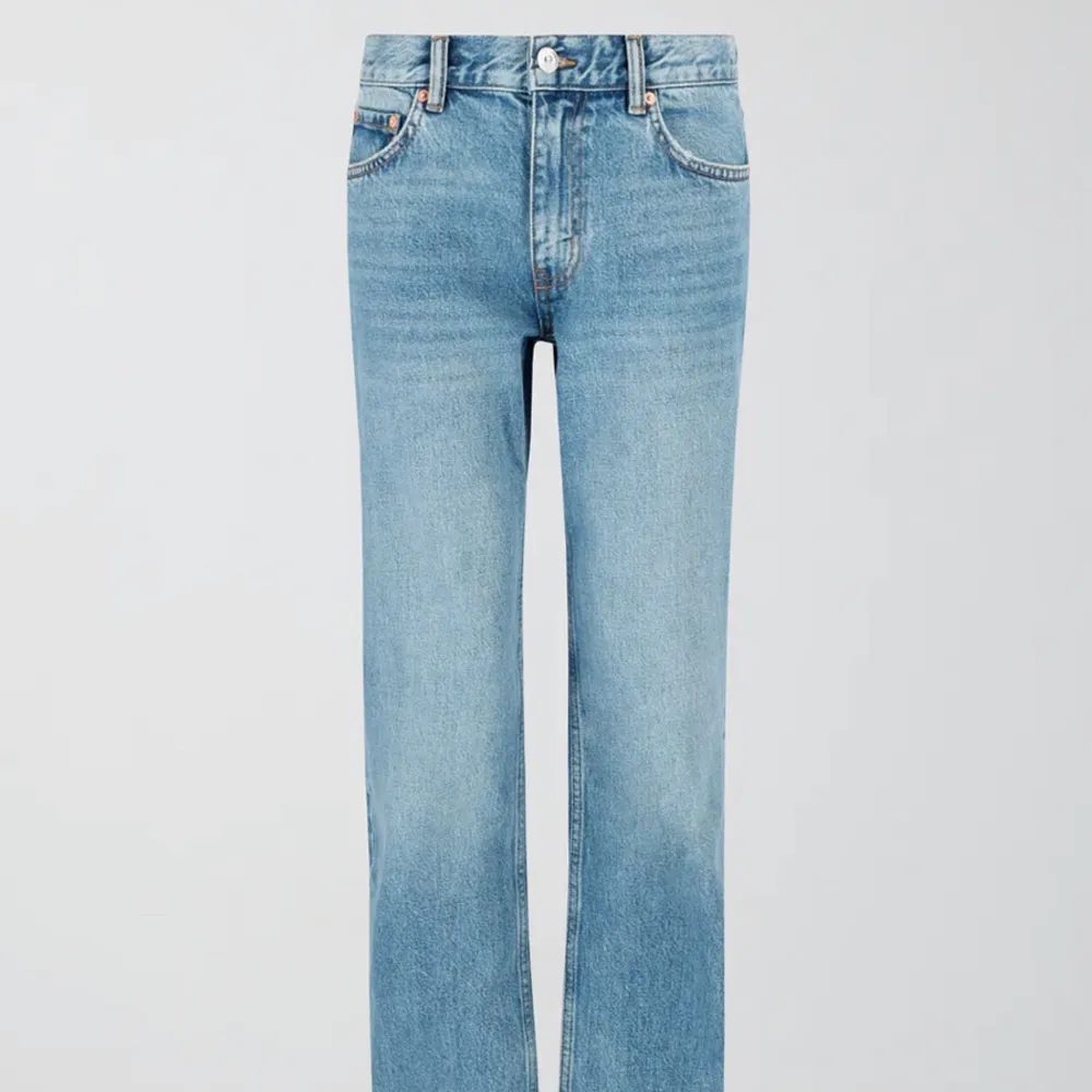 Säljer nu mina Lågmidjade jeans, de är använda fåtal gånger och är därför i väldigt bra skick! Pris går att diskutera vid snabb affär💗. Jeans & Byxor.