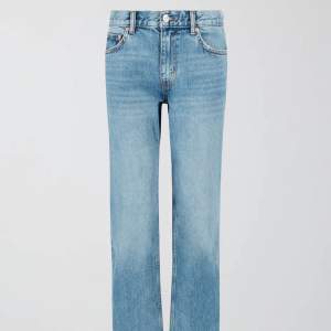 Säljer nu mina Lågmidjade jeans, de är använda fåtal gånger och är därför i väldigt bra skick! Pris går att diskutera vid snabb affär💗