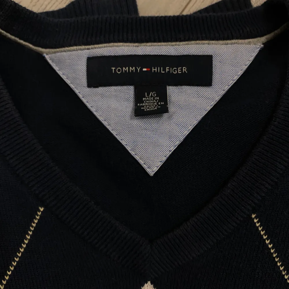 Jättefin tröja med V-ringning från Tommy Hilfiger. Storlek L. Passar både män och kvinnor. Fin kvalitet. . Tröjor & Koftor.