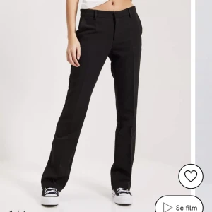 Kostymbyxor från nelly - Intressekoll på mina lågmidjade kostymbyxor från nelly, köpta för 700❤️kom privat för fler bilder eller frågor!