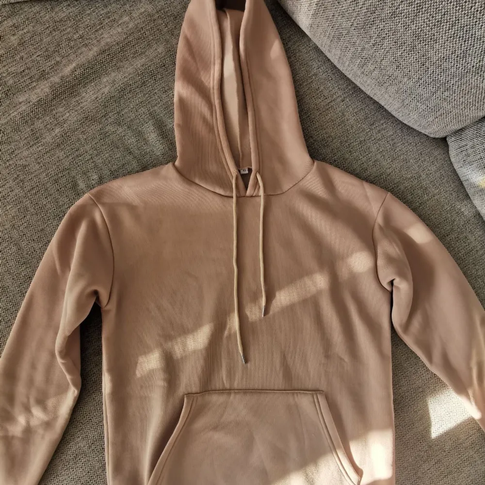 Väldigt fin hoodie i beige färg. Ungefär en S-M i storlek men skulle passa xs-xxs om man vill ha den oversize. Helt ny och aldrig använd.. Hoodies.