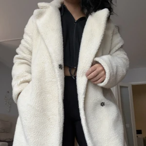 Kappa - Kappa från Nakd i teddymaterial. Strl 38 passar även 36 och 40. Oversized och mysig. Passar bra längdmässigt på mig som är 161cm. Den är ca 10 cm över mina knän.