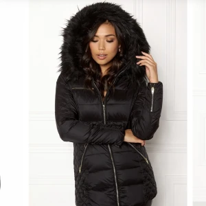 ROCKANDBLUE Eve Easy Nylon Down Black Jacket Nypris 2999:- - ROCKANDBLUE Eve Easy Nylon Down Black Jacket i strl 40. Passar mig perfekt som har 36-38 , S/M. I jättebra skick! Säljer då den inte kommer till användning.   - Tre fodrade fickor framtill samt en liten ficka på ena armen - Två innerfickor  - Märkets logo