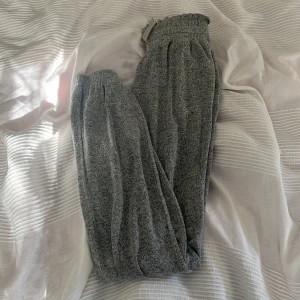 Mjukisbyxor - Ett par gråa mjukisbyxor från lindex i storlek 158/164 (12-14 år) Mjukt material. Kan mötas upp i Stockholm, östermalm/gärdet