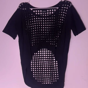 Cutout croptop - Croptop med nät rut cutouts 