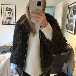 Hm Teddy jacka - Säljer denna olivgröna Teddy jacka från H&m. 