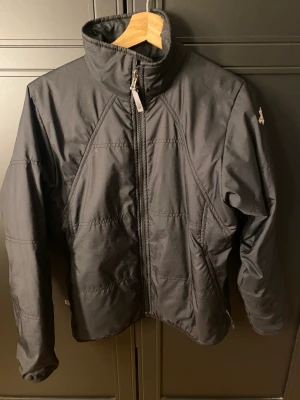 Northface jacka - Jätte fin northface jacka som passar bra till våren så den är lite åt tunnare sidan. Typ som en bomberjacka! Skriv gärna ifall du har frågor och använd gärna köp nu!