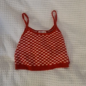 3 toppar  - Bra skick trots använda, 30 kr per tröja eller alla för 90. Säljer då de inte används längre. 