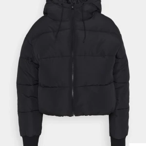 Vinterjacka  - Säljer denna vinterjacka från monki då den tyvärr inte kommer till användning! Använd en del men i bra skick.