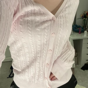 Ljusråsa kofta  - Den är lite mer rosa i verkligheten men inte jättestor skillnad💓