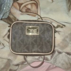 Michael kors väska - Mikael kors väska i ny skick. Den är äkta och oanvänd, är ny läder. ♡