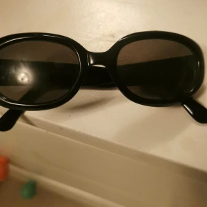 SOLGLASÖGON  - Svarta solglasögon för barn 