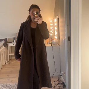 Kappa Bikbok - Säljer nu min superfina mörkbruna wool blend kappa från Bikbokför att den inte används längre. Den är i nyskick och nypriset var 899kr.För fler bilder eller frågor skriv privat!💗