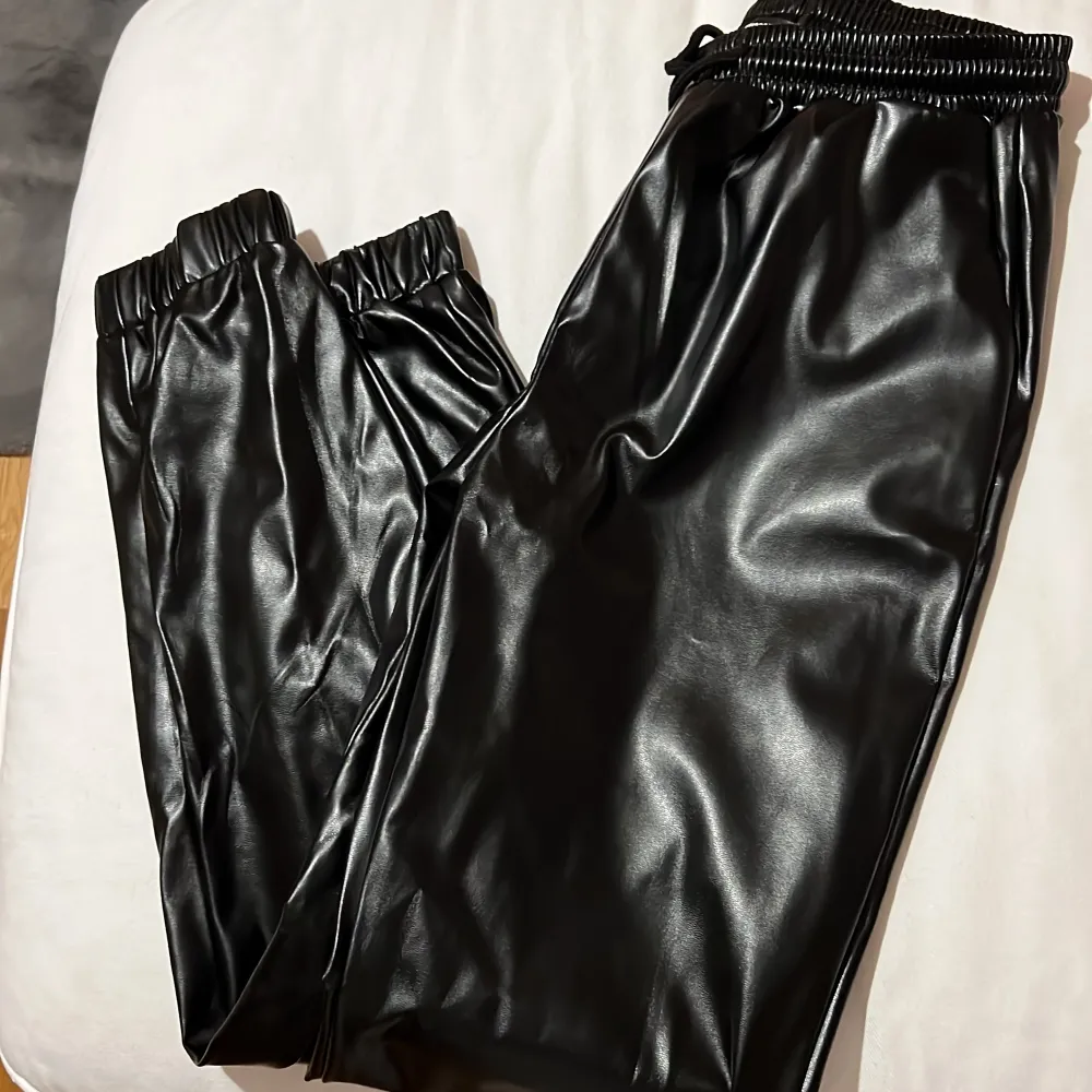 Svarta skinbyxor bara provade så med andra ord helt nya. Bara legat i garderoben . Jeans & Byxor.