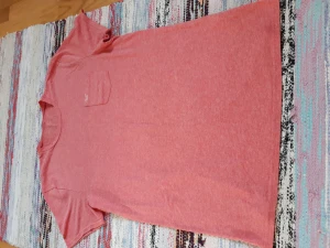 T-shirts  - Säljer två knappt använda T-shirts. 50 kr/st.