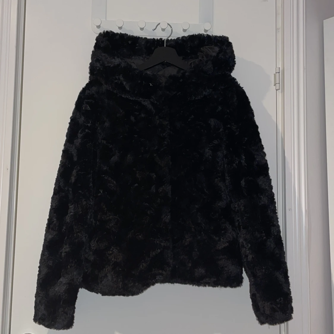 Svart pälsjacka 