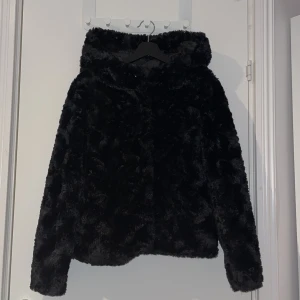 Svart pälsjacka  - Svart pälsjacka från veromoda i sorlek M passar som S också om man vill ha oversize. 