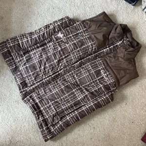 Väst  - Jätte gullig brun väst med rosa detaljer.  