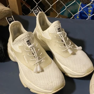 Steve Madden sneaker - Säljer mina fina sneakers från Steve Madden då dom tyvärr är för små🥲 Som nya.