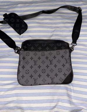 Louis Vuitton väska 1/1 kopia Pris kan diskuteras vid snabb affär