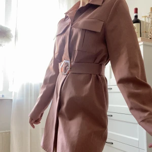 Klänning - Klänning från NAKD i storlek 38! Superfin verkligen men kommer inte till användning😥det är knappar hela vägen vilket gör att att man kan justera det hur man själv vill ha de! Klänningen fungerar också som en skjorta! Bälte medkommer som går att ta bort