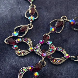 Halsband rhinestones  - Ett vackert halsband med rhinestones i regnbågens färger   Okänt material 