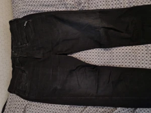 Replay Jeans svart - Jättesköna Replay jeans i storlek 31. Köptes för ungefär ett år sedan, men var länge sedan jag använde dem nu. 