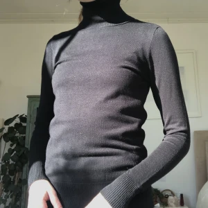 Svart polo - Oanvänd svart polo i stretch från Saint Tropez☺️