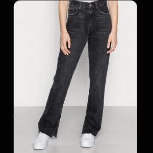 Svarta jeans med slits från Gina Tricot. Highwaist i storlek 34. Använda fåtal gånger. Nypris 599kr. Mitt pris 300kr + köparen står för frakten!
