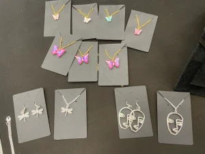 Örhängen från Jewelstar - Handgjorda och miljövänliga örhängen från Jewelstar. 1 för 69 eller 3 för 149.