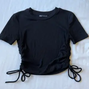 T-shirt med dragsko i sidorna, storlek s. Använd 1-2 gånger. 