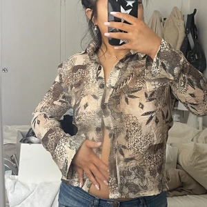 Vintage blus/skjorta - Skit snygg blus/skjorta som köptes för några månader sen. Helt ny och oanvänd från humana secondhand. Perfekt för vinkväll!🫶🏼