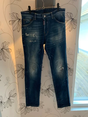Dsquared2 jeans - Fick i julklapp använda 2-5 gånger. Köpta på Farfetch. Storlek 16. Väldigt bra skick på jeansen.