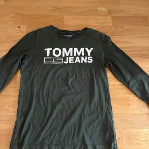 Tommy hilfiger långärmad tröja väldigt bra skick knappast använd trycket är inte sprucket någonstans.