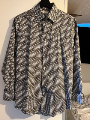 Tiger of Sweden skjorta  - Skjorta från Tiger of Sweden i storlek 39