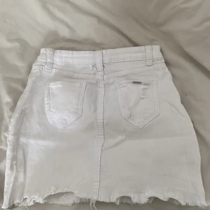 Jeanskjol och byxor - En jeanskjol och ett par blåa as coola kostymbyxor, säljer dem för att de inte passar mig längre.