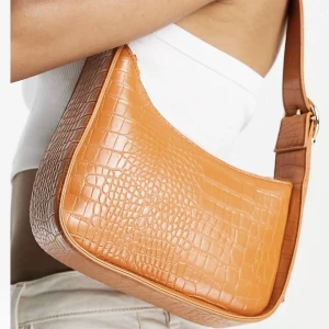 French Connection väska  - French Connection Ljusbrun axelväska  Ny aldrig använd!  Försäljningspris: 1000 sek