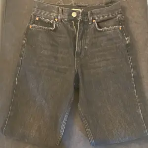 Svart/gråa jeans från ginatricot aldrig använda! 