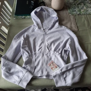 Halara hoodie stl M - Oanvänd Halara hoodie stl M.