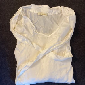 Vit blus  - En vit blus som knyst framtid vid halsen ! 