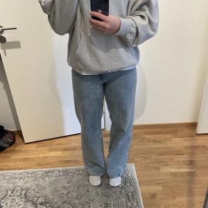 Straight Low Jeans - Blåa lågmidjade raka jeans från HM, storlek 40 men passar även en 38☺️ Nästintill oanvända och har en väldigt fin ljus tvätt.
