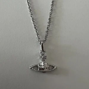 Vivenne westwood halsband - replica av ett vivienne westwood halsband Helt ny