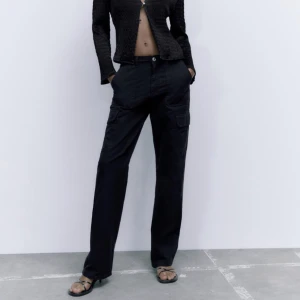 Cargo pants zara - Säljer dessa sjukt snygga cargo pants då jag har bytt helt stil och dom inte kommer till användning. Har använt dom 1 gång så dom är som nya. Frakt är inräknat i priset 