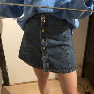 Jeanskjol - Jeanskjol med knappar, storlek S men sitter jättebra på mig som vanligtvis har M