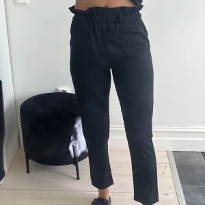 Kostymbyxor  - Kostymbyxor i storlek xs som knappt är använda 💕