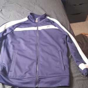 Zip up tröja  - Fila zip up tröja. Använt fåtal gånger. Kan sänka priset vid snabb afär