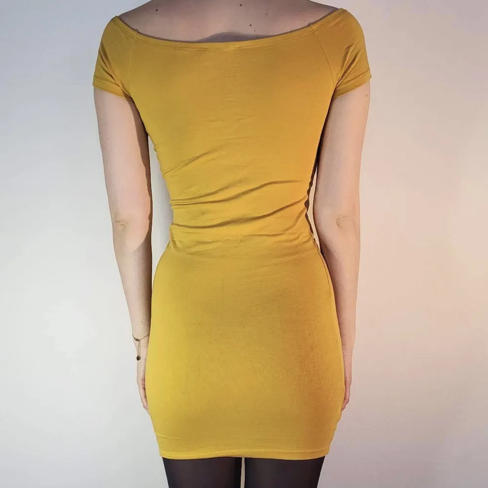 gul klänning köpt i asien i storlek S. endast använt en gång så den är i fint skick. vid brösten där det är V-format finns det en bygelliknande grej. möter ej upp, postar enbart 🌸. Klänningar.